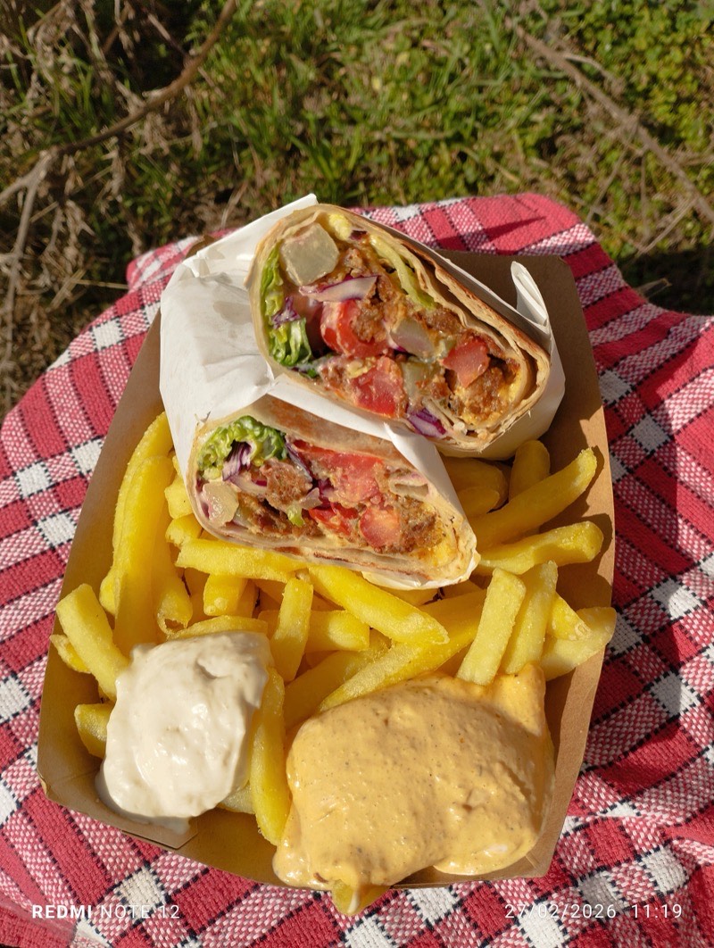 Tacos ouvert accompagné de frites
